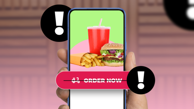 Parei de pedir comida quando descobri de onde vinha – Uma panela com macarrão e vegetais flutuando, aparecendo na tela de um smartphone chamada 'Receita de macarrão' com ícones de mídia social para Instagram, Facebook e TikTok à direita e ícones de aplicativos de receitas à esquerda.