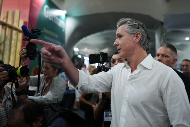 O deputado Richard Hudson, RN.C., fala antes que o ex-presidente republicano Donald Trump chegue para falar em um comício de campanha no First Horizon Coliseum, sábado, 2 de novembro de 2024, em Greensboro, NC. (Foto AP/Alex Brandon)