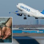 Um avião de passageiros da United Airlines partindo do Aeroporto Internacional O'Hare de Chicago.