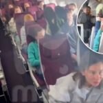 Mulher descansando os pés no assento da frente.