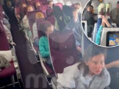 Passageiro de avião faz birra usando assento do vizinho como apoio para os pés: ‘As pessoas estão enlouquecendo’ Mulher descansando os pés no assento da frente.