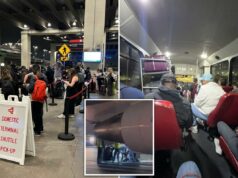 Passageiros ficaram presos por horas depois que os pneus do avião estouraram ao pousar no aeroporto de Atlanta Tripulantes de terra em um campo de aviação à noite, com um motor de avião visível acima deles.