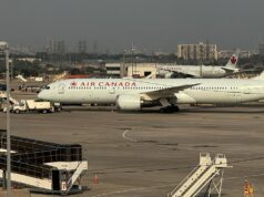 Passageiros perplexos e confusos depois que gritos explodiram sob o avião da Air Canada taxiando Passageiros perplexos e confusos depois que gritos explodiram sob o avião da Air Canada taxiando