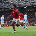 Patrick Dorgu comemora com os companheiros Matheus Cunha e Kobbie Mainoo durante a partida da Premier League entre Manchester United e Manchester City em Old Trafford em 2026 em Manchester, Inglaterra.