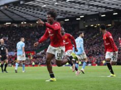 Patrick Dorgu seguiu o conselho da mãe depois de estrelar a vitória no derby do Manchester, os fãs do Man Utd adoraram Patrick Dorgu comemora com os companheiros Matheus Cunha e Kobbie Mainoo durante a partida da Premier League entre Manchester United e Manchester City em Old Trafford em 2026 em Manchester, Inglaterra.
