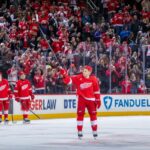 O jogador do Detroit Red Wings, Patrick Kane, saúda os fãs após atingir seu 1.375º ponto na carreira.