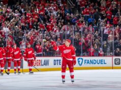 Patrick Kane se torna o maior artilheiro americano da história da NHL O jogador do Detroit Red Wings, Patrick Kane, saúda os fãs após atingir seu 1.375º ponto na carreira.