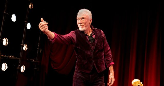 Patrick Page considera os vilões de Shakespeare perturbadoramente humanos em 'All the Devils Are Here'
