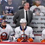 Patrick Roy grita instruções durante a derrota dos Islanders para os Winnipeg Jets em 13 de janeiro de 2026.
