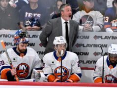 Patrick Roy nega que a tentativa inicial de gol tenha sido devido a análises Patrick Roy grita instruções durante a derrota dos Islanders para os Winnipeg Jets em 13 de janeiro de 2026.