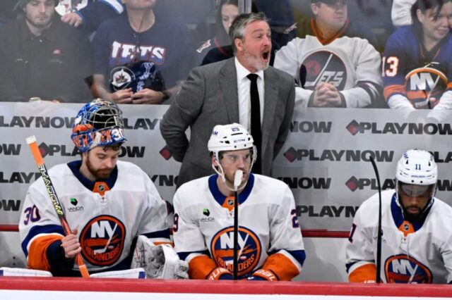 Patrick Roy grita instruções durante a derrota dos Islanders para os Winnipeg Jets em 13 de janeiro de 2026.