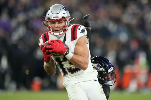 O wide receiver do New England Patriots, Mack Hollins (13), correu com a bola contra o Baltimore Ravens.