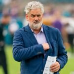 O locutor do Minnesota Vikings, jogo a jogo, Paul Allen entra em campo antes de um jogo da NFL entre o Minnesota Vikings e o Jacksonville Jaguars em 10 de novembro de 2024 no EverBank Stadium em Jacksonville, FL.