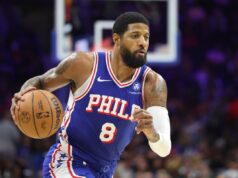 Paul George suspendeu 25 jogos por violar a política de drogas da NBA em grande golpe no 76ers Georges Niang com uniforme do Philadelphia 76ers driblando uma bola de basquete.