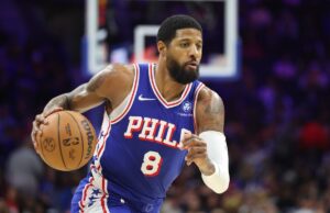Paul George suspendeu 25 jogos por violar a política de drogas da NBA em grande golpe no 76ers Georges Niang com uniforme do Philadelphia 76ers driblando uma bola de basquete.