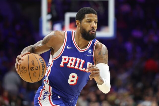 Paul George suspendeu 25 jogos por violar a política de Georges Niang com uniforme do Philadelphia 76ers driblando uma bola de basquete.
