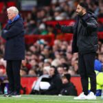 Patrick Dorgu comemora com seus companheiros durante a partida da Premier League entre Manchester United e Newcastle United.