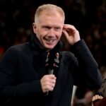 Michael Carrick gesticula do lado de fora