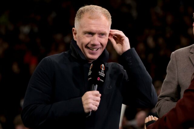 Michael Carrick gesticula do lado de fora