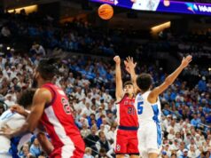 Peça profunda de St. John defendendo mais tempo de jogo O guarda do St. John's Red Storm, Lefteris Liotopoulos (31), chuta a bola contra o guarda do Creighton Bluejays, Nik Graves (5), durante o primeiro tempo no CHI Health Center Omaha.