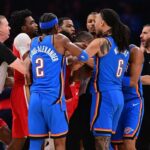 O armador do New Orleans Pelicans, Jeremiah Fears (0), é retirado da quadra após uma briga com o armador do Oklahoma City Thunder, Luguentz Dort (5), no final do jogo no Paycom Center.