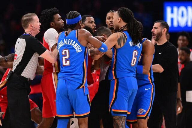 O armador do New Orleans Pelicans, Jeremiah Fears (0), é retirado da quadra após uma briga com o armador do Oklahoma City Thunder, Luguentz Dort (5), no final do jogo no Paycom Center.