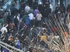 Pelo menos 16 mortos no Irã durante semana de protestos, dizem grupos de direitos humanos O Irão tem enfrentado uma inflação acima dos 36% desde o início do ano, em Março.