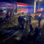 Pelo menos 21 mortos e 100 feridos após dois trens de alta velocidade descarrilarem na Espanha: Dezenas de feridos graves e muitos presos nos destroços após a carnificina na linha Madrid-Málaga