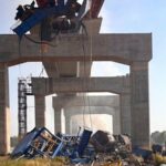 Um guindaste de construção caiu sobre um trem de passageiros na província de Nakhon Ratchasima, na Tailândia.