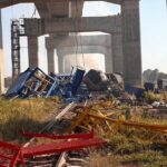 Esta foto divulgada pela Ferrovia Estadual da Tailândia mostra uma cena depois que um guindaste de construção caiu em um trem de passageiros na província de Nakhon Ratchasima, Tailândia, quarta-feira, 14 de janeiro de 2026. (Ferrovia Estadual da Tailândia via AP)