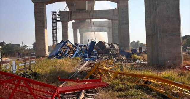 Pelo menos 22 mortos e 64 feridos após guindaste cair Esta foto divulgada pela Ferrovia Estadual da Tailândia mostra uma cena depois que um guindaste de construção caiu em um trem de passageiros na província de Nakhon Ratchasima, Tailândia, quarta-feira, 14 de janeiro de 2026. (Ferrovia Estadual da Tailândia via AP)