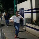 Pedestres correm após explosões serem ouvidas em Caracas, Venezuela, sábado, 3 de janeiro de 2026.