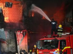 Pelo menos seis mortos no Paquistão enquanto incêndio atinge shopping center de Karachi Pelo menos seis mortos no Paquistão enquanto incêndio atinge shopping center de Karachi