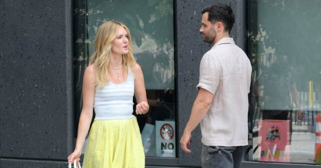 Penn Badgley sugere a data de lançamento de 'You Deserve Penn Badgley e Meghann Fahy estão brigando por que estão postando um sobre o outro online 2211782203 2216187476