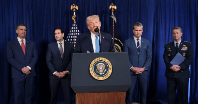 Esta foto tirada em 23 de dezembro de 2016 mostra caças chineses J-15 sendo lançados do convés do porta-aviões Liaoning durante exercícios militares no Mar Amarelo, na costa leste da China. O ministro da defesa de Taiwan alertou em 27 de dezembro que as ameaças inimigas cresciam diariamente depois que o porta-aviões da China e uma flotilha de outros navios de guerra passaram ao sul da ilha em um exercício à medida que as tensões aumentavam. (Foto AFP) / China OUT / CHINA OUT