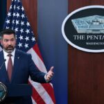 O porta-voz chefe do Pentágono, Sean Parnell, falando em entrevista coletiva.