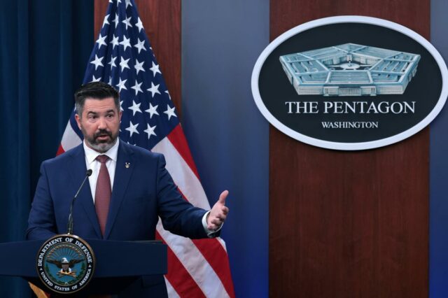 O porta-voz chefe do Pentágono, Sean Parnell, falando em entrevista coletiva.