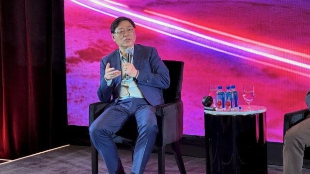 Perguntei ao CEO da Lenovo, Yang Yuanqing, o que ele O CEO da Lenovo, Yang Yuanqing, e o diretor de tecnologia, Tolga Kurtoglu, falam à mídia na CES 2026.