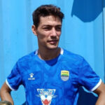 Persib vence PSBS Biak, expressão sombria de Federico Barba volta a se destacar