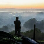 Dr. Peter, um colecionador de colecionadores ativos, está em Santa Cruz, Califórnia. em 6 de novembro de 2025.