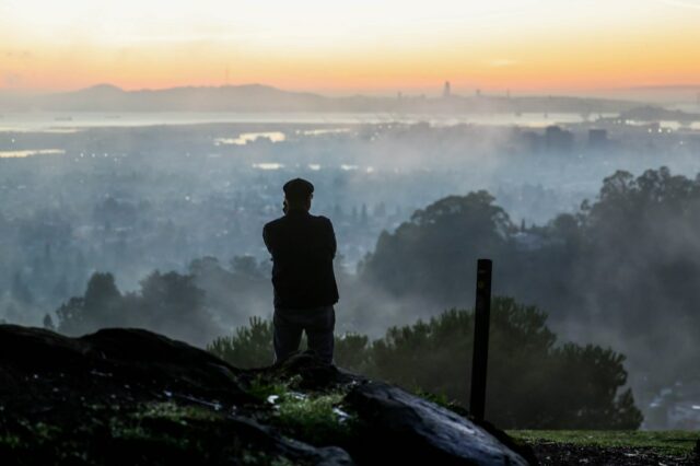 Pesquisadores da Bay Area esperam desvendar os segredos da neblina Dr. Peter, um colecionador de colecionadores ativos, está em Santa Cruz, Califórnia. em 6 de novembro de 2025.