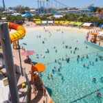 Pessoa em situação de risco de vida após quase se afogar em WhiteWater World