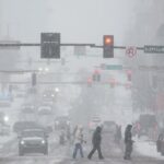 Pessoas se preparam para a tempestade de inverno que atravessa os EUA, em fotos