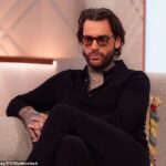 Pete Wicks revelou que ficou inconsciente após uma queda horrível causada pelo álcool no dia de Natal, que o deixou incapaz de sair de casa por uma semana (foto de novembro de 2025)