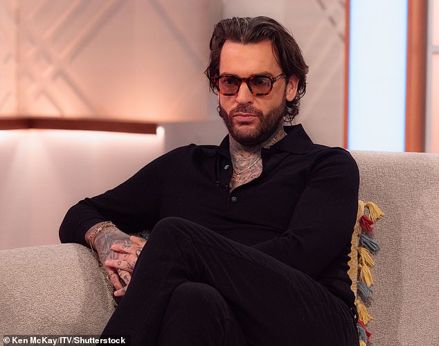Pete Wicks revela que ficou inconsciente em uma queda horrível Pete Wicks revelou que ficou inconsciente após uma queda horrível causada pelo álcool no dia de Natal, que o deixou incapaz de sair de casa por uma semana (foto de novembro de 2025)