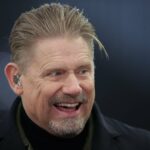 Jan Molby e Peter Schmeichel antes da partida da Premier League entre Aston Villa e Manchester United no Villa Park em 2025 em Birmingham, Inglaterra.