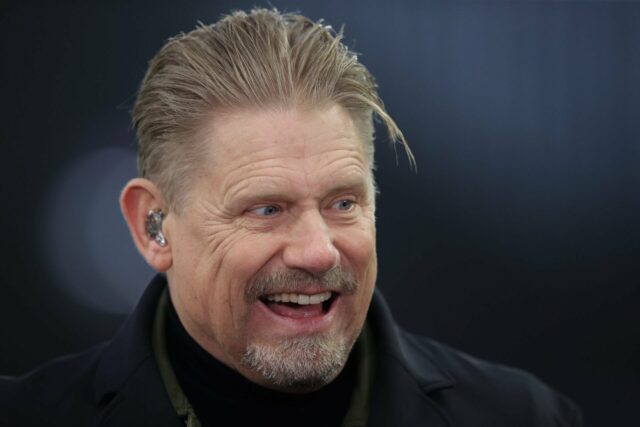 Peter Schmeichel aponta com precisão o que é 'mais decepcionante' Jan Molby e Peter Schmeichel antes da partida da Premier League entre Aston Villa e Manchester United no Villa Park em 2025 em Birmingham, Inglaterra.