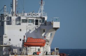 Petroleiro russo da ‘frota sombra’ desviado para porto francês por forças navais Petroleiro russo da 'frota sombra' desviado para porto francês por forças navais