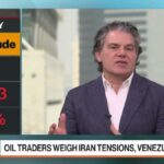 Petróleo mantém ganhos enquanto agitação no Irã ameaça interrupção da oferta