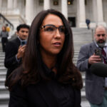 O presidente Donald Trump fala aos legisladores republicanos da Câmara durante seu retiro político anual, terça-feira, 6 de janeiro de 2026, em Washington. (Foto AP/Evan Vucci)